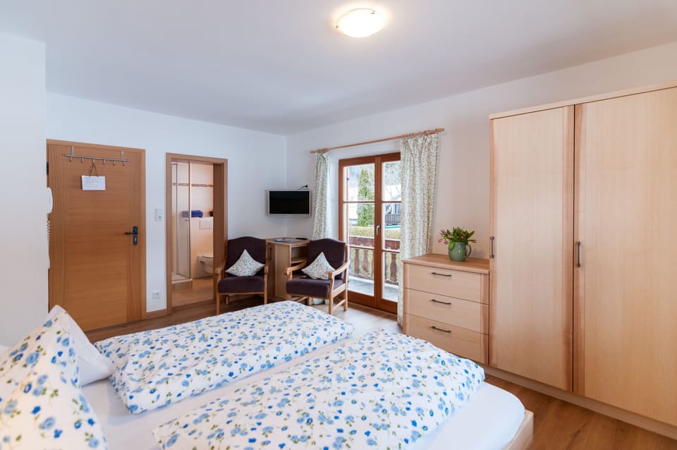 Double room 4 - Guesthouse Ferienwohnungen Liedschreiber GbR Bed and Breakfast in Tegernsee