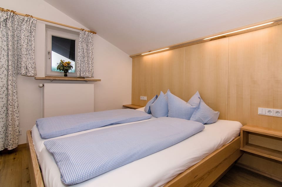 Double room 7 - Guesthouse Apartments Liedschreiber GbR Bed and Breakfast in Tegernsee