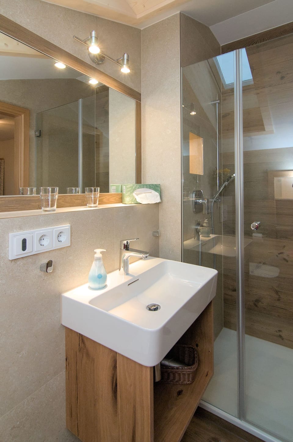 Double room 7 - Guesthouse Apartments Liedschreiber GbR Bed and Breakfast in Tegernsee