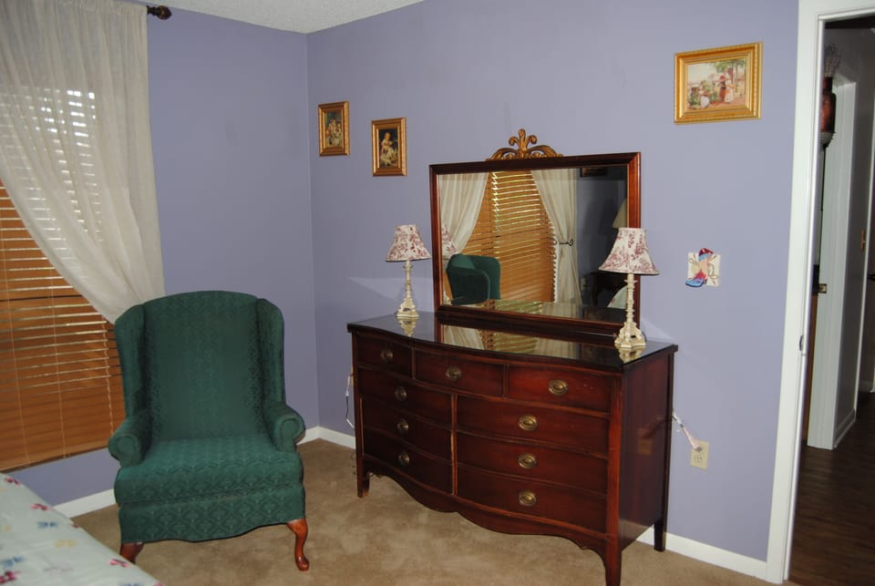 Queen Bed Room