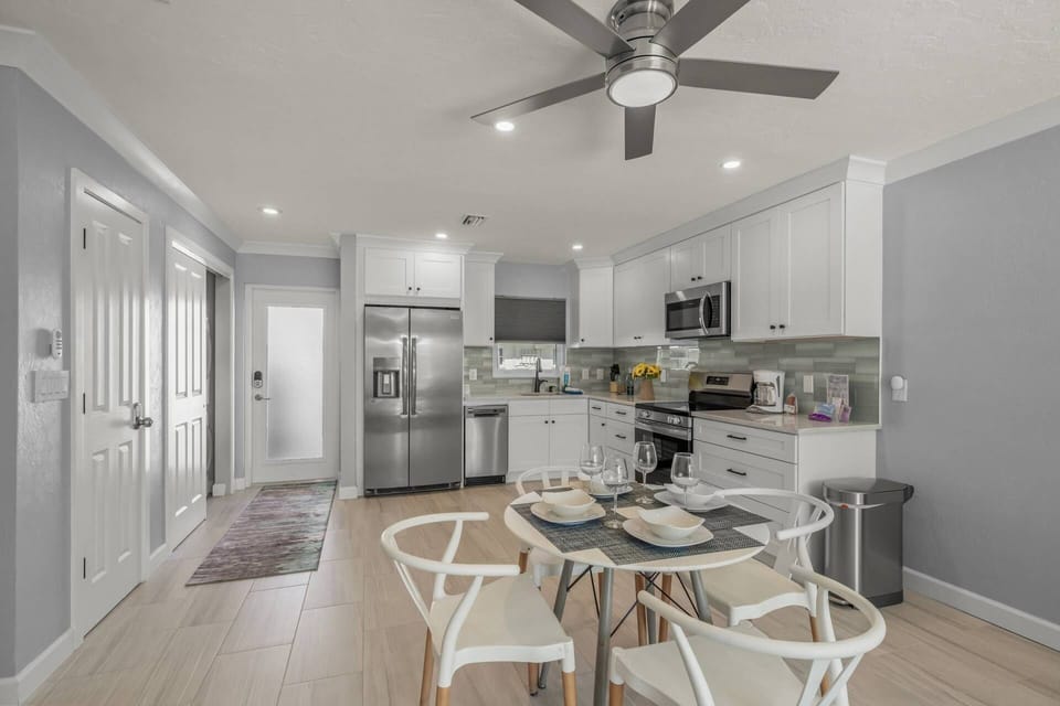 From stove to plate, this open kitchen/dining area makes dinner seamless