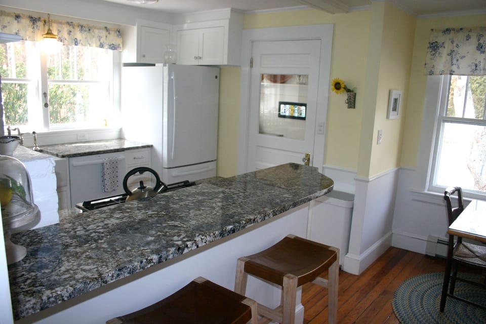 Kitchen with Breakfast Bar