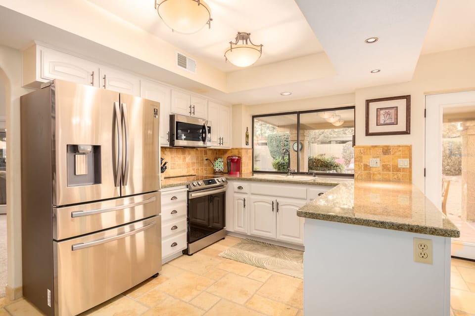 Fully stocked gourmet kitchen with NEW Samsung applianced!