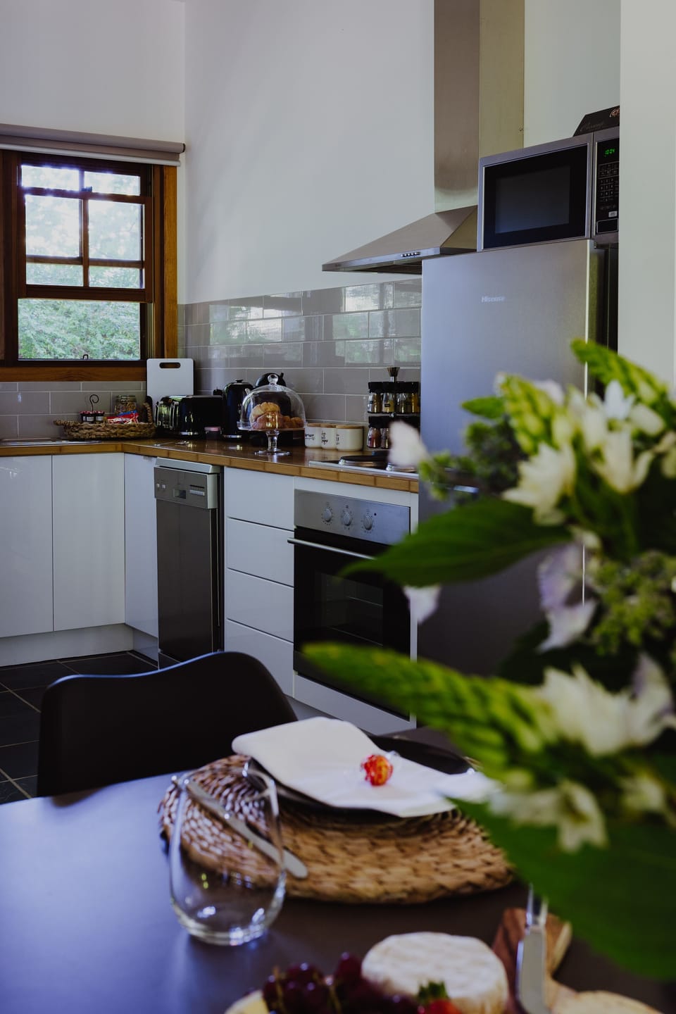 Fully equipped kitchen. Dishwasher, full size fridge, microwave, and oven
