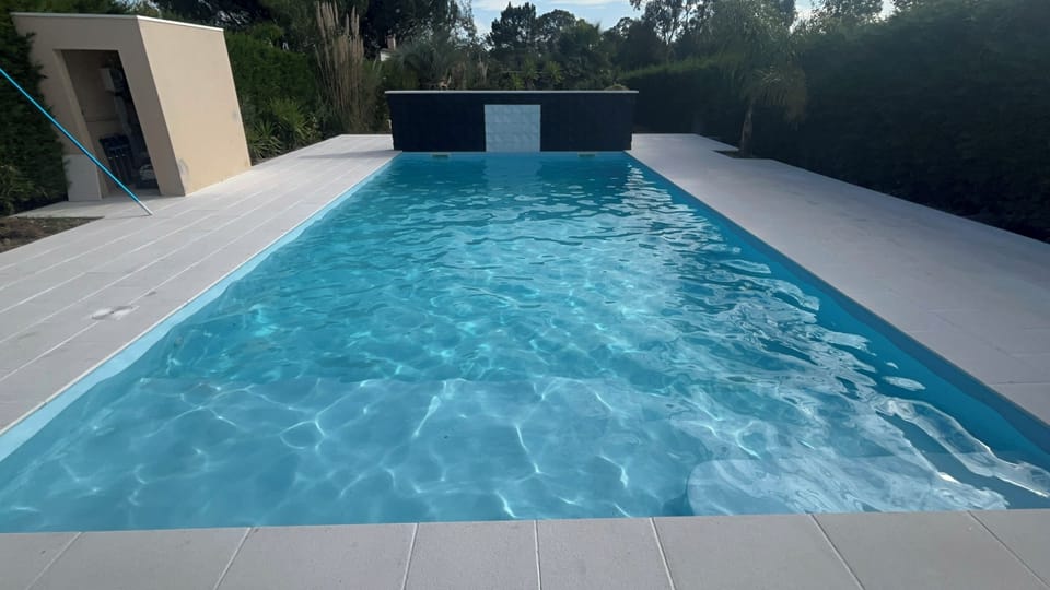 Moderna piscina com cascata
