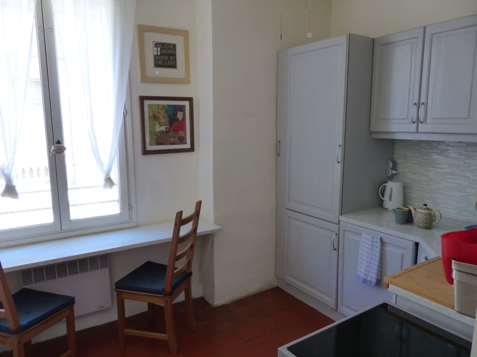 Panorama shot of the kitchen.