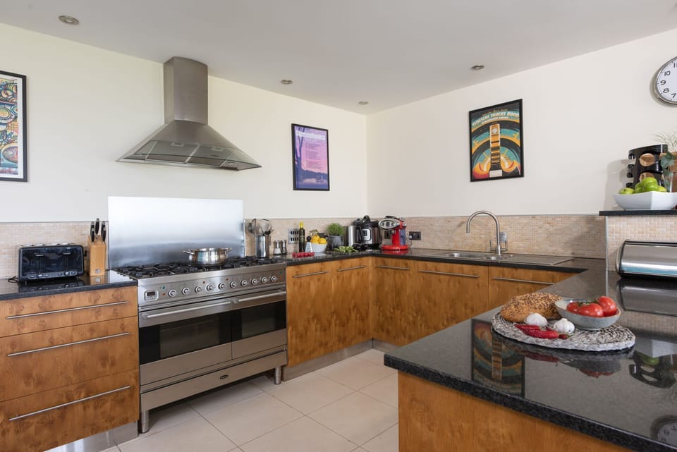 Kitchen with range cooker, dishwasher and microwave- 5 The Vista