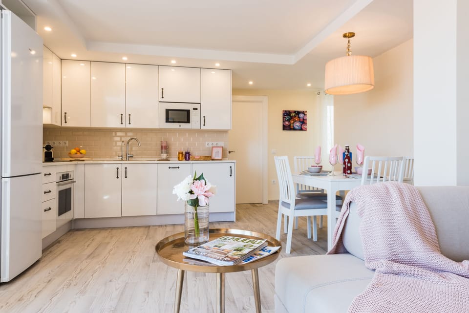 Kitchen and dining zone
