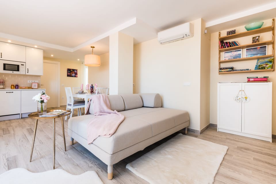 Living room (air conditioned)