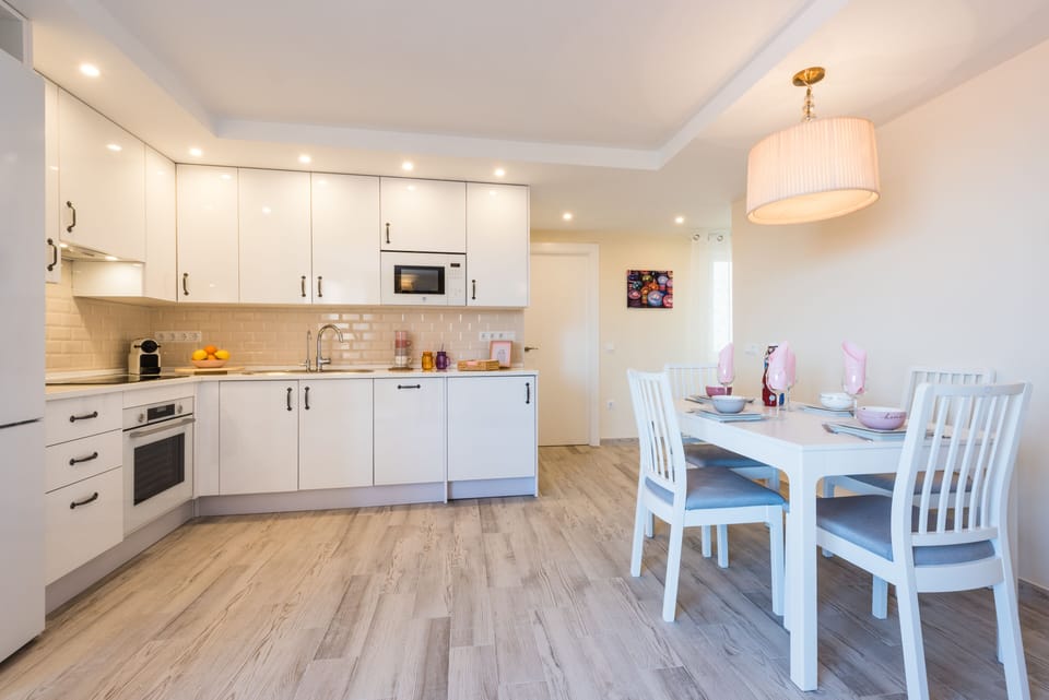 Kitchen and dining zone