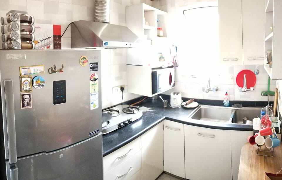 Multifunctional kitchen with 3 stove gas burner, cutlery, microwave, air fryer.