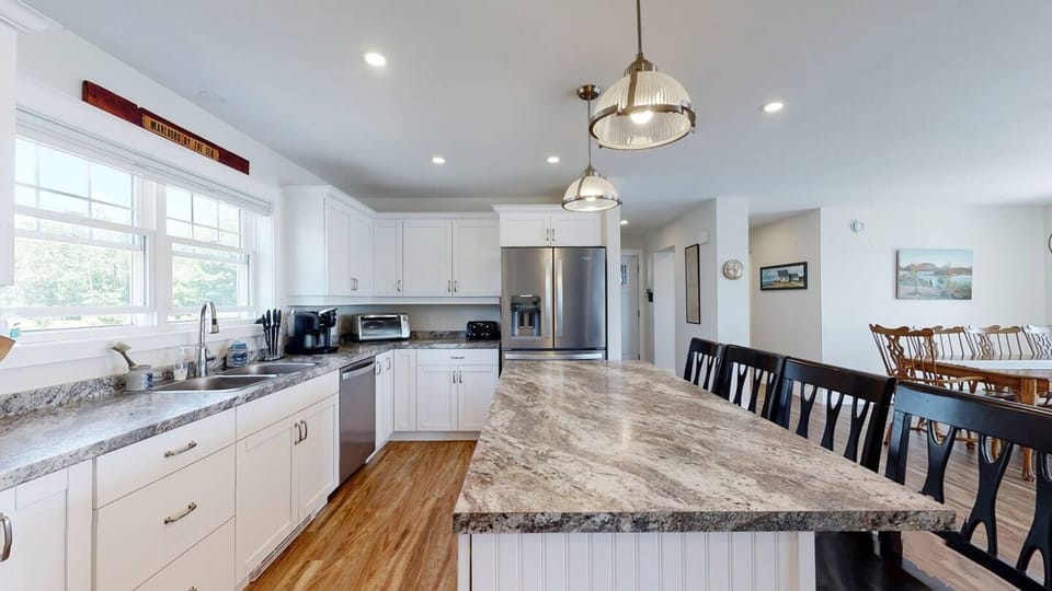 1ST FL: Plenty of room for preparation or talking with the chef.