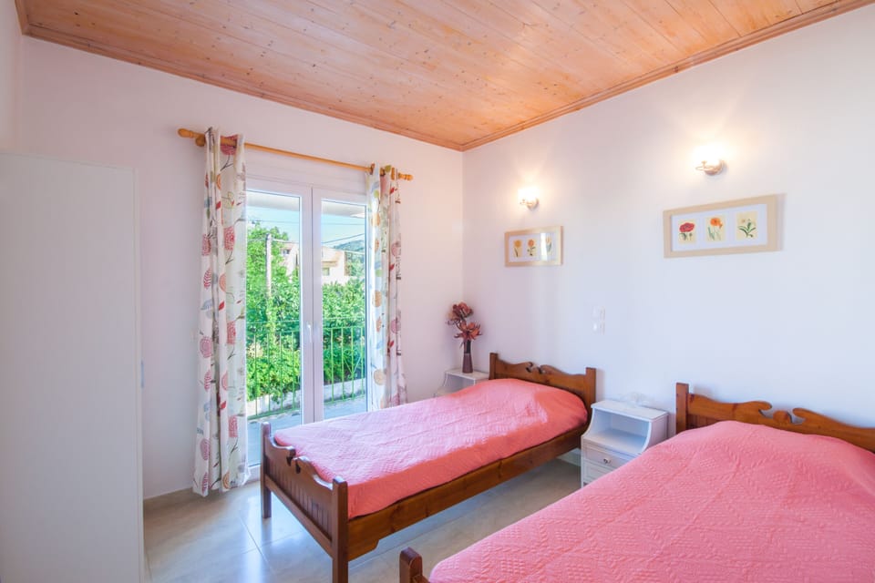 Twin bedroom with doors onto the balcony