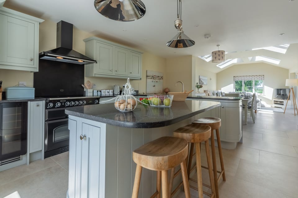 Flint House, Wighton: Kitchen with island seating