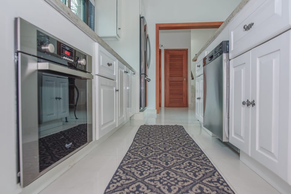 Fully equipped kitchen with bar stools. Cocina equipada con banquitos en barra.