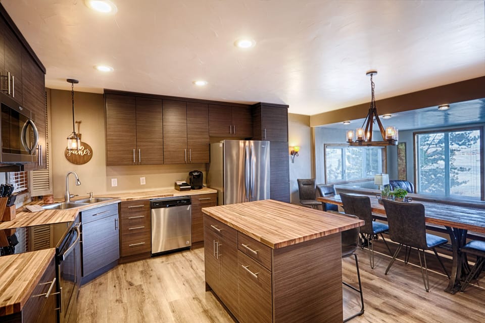 Modern updated fully stocked kitchen. 