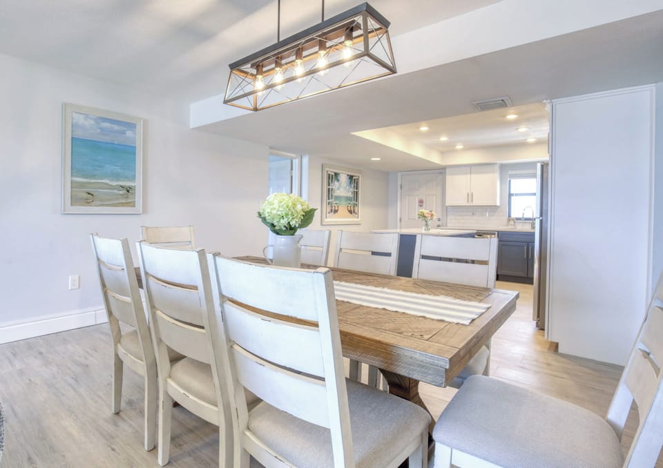 Dining area eats eight