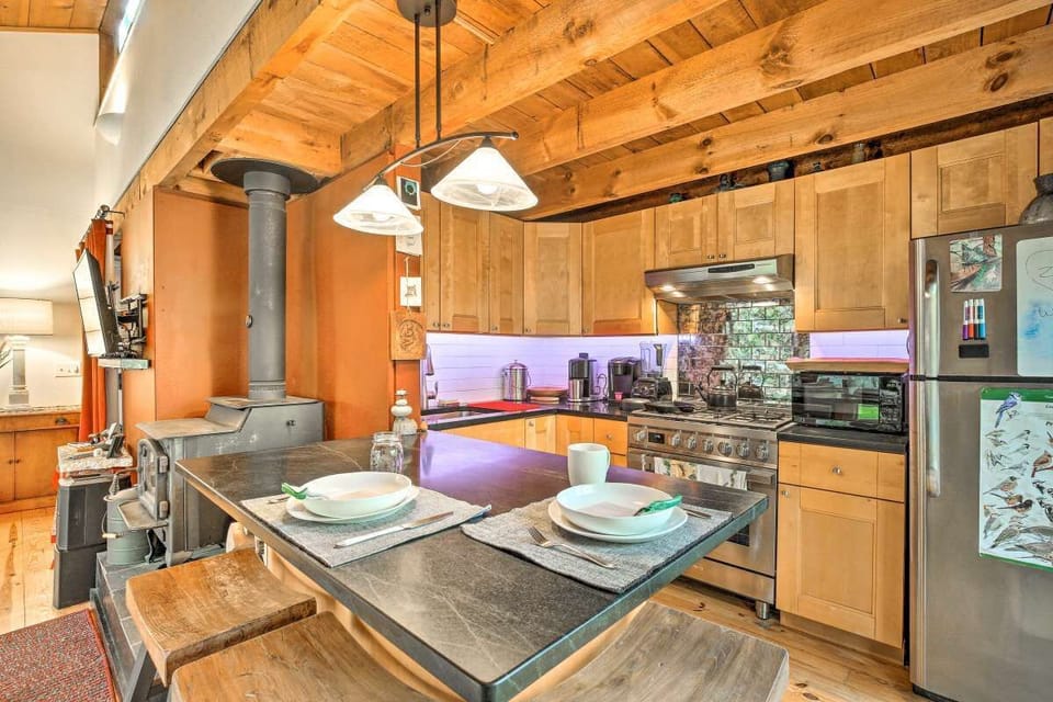 Dine in around the counter on oversized comfy bar stools. Gas stove.