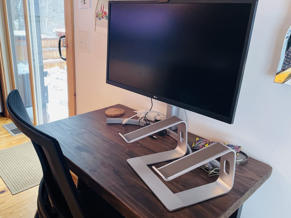 250mbps+ high speed WiFi, 27” 4k monitor, desk, office chair and laptop stand