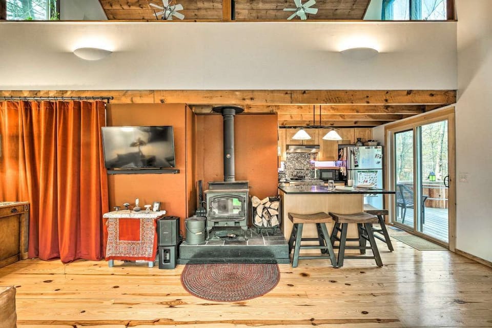 Dine in around the counter on oversized comfy bar stools. Gas stove.