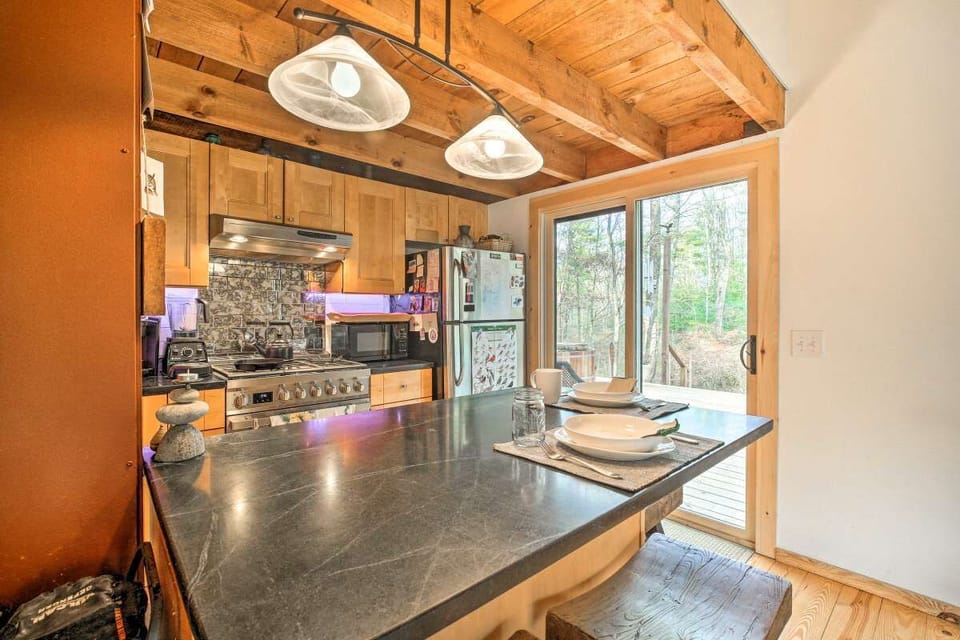 Dine in around the counter on oversized comfy bar stools. Gas stove.