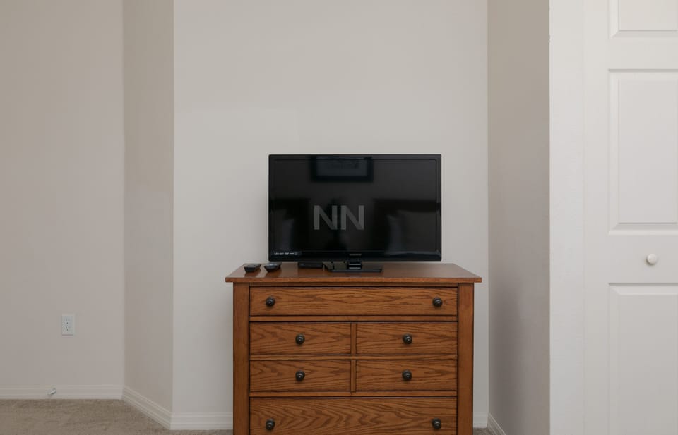 Room equipped with a smart TV, combining comfort and entertainment.