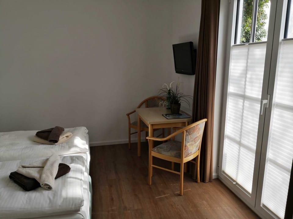 Double Room 01 (H) - Guesthouse & Strandhalle Bed and Breakfast in Mecklenburg-Vorpommern, Germany