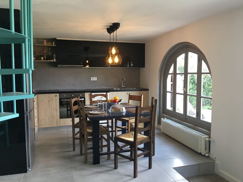 Fully stocked kitchen w/ everything you need to cook