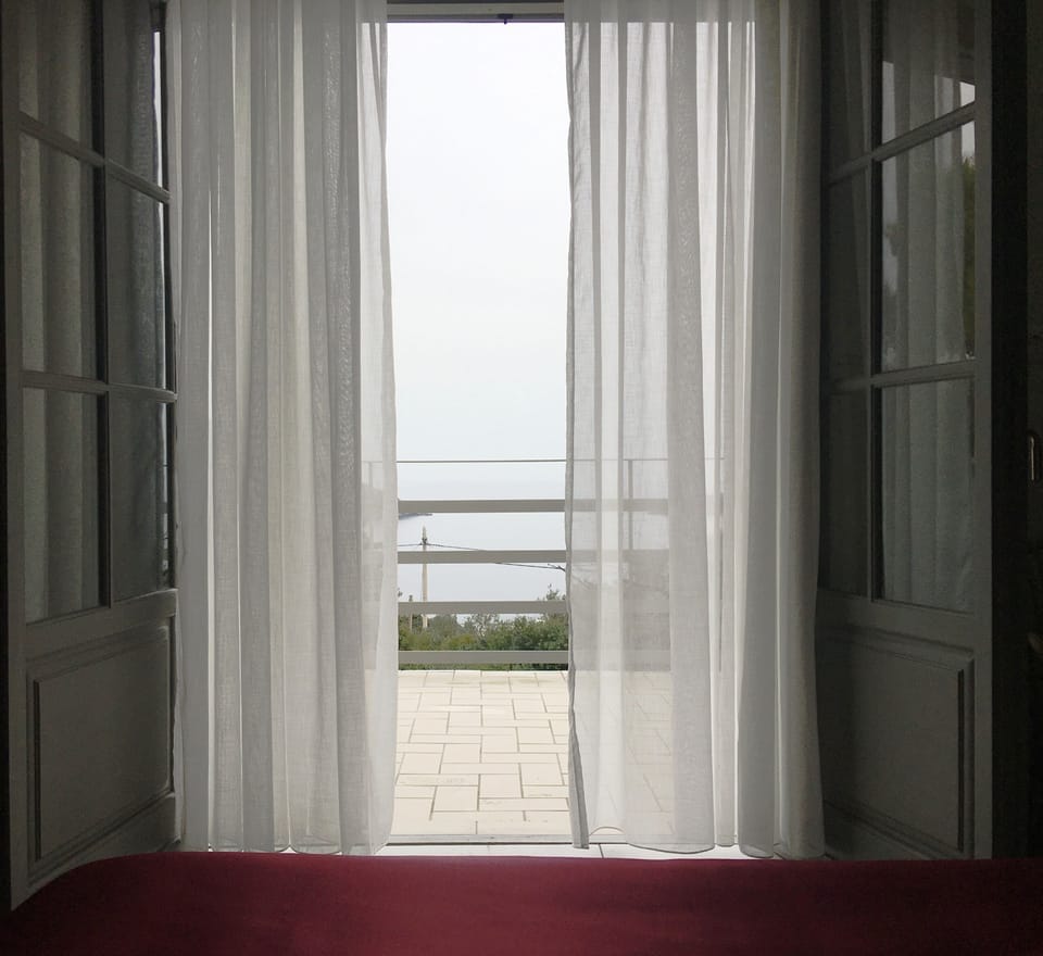 Rm2 bed 150X200cm, balcony,  A/C, Ethernet, laptop workspace, dresser, closet