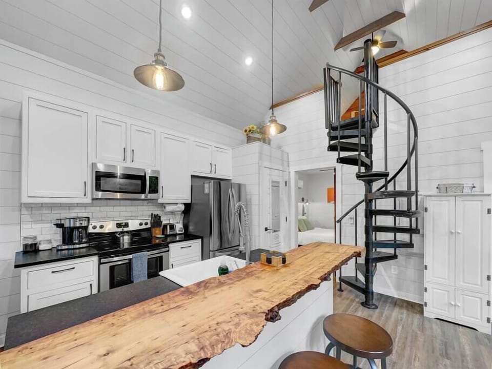 Full Kitchen.