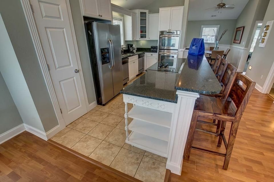 Top-Level Kitchen with Bar (seats 4)