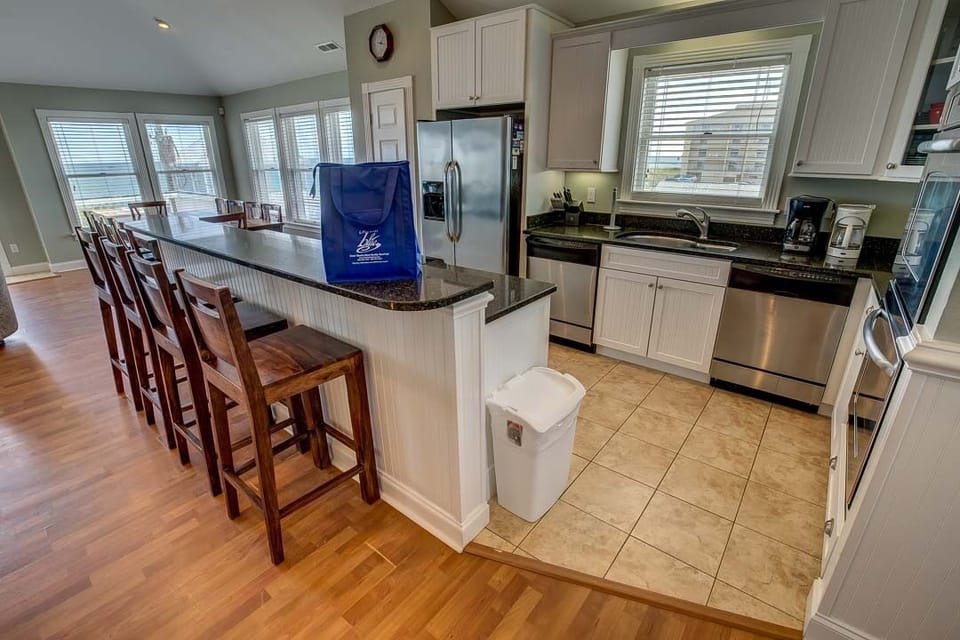 Top-Level Kitchen with Bar (seats 4)
