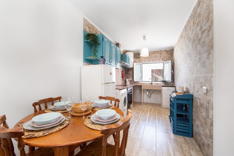  Living room and kitchen with washing machine and dishwasher, dinning room & TV