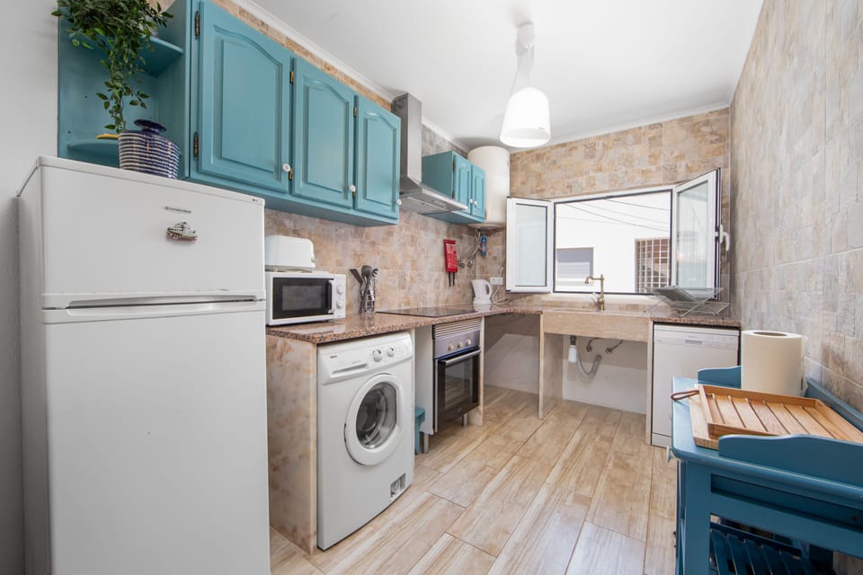  Living room and kitchen with washing machine and dishwasher, dinning room & TV