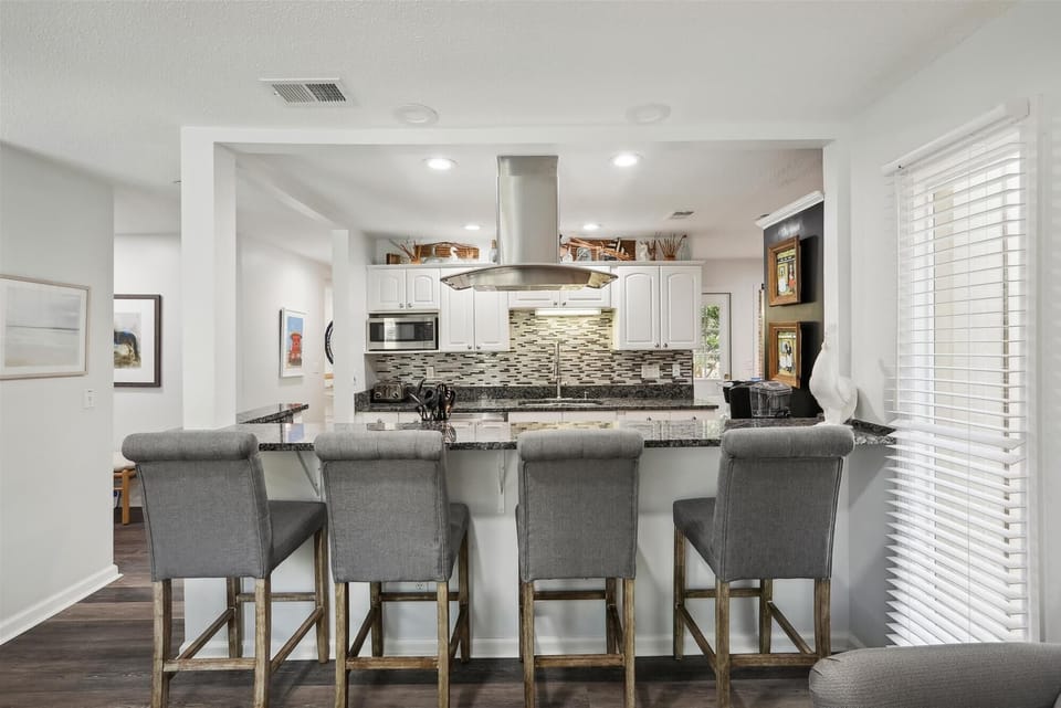 Kitchen with Breakfast Counter at 10 Battery Road