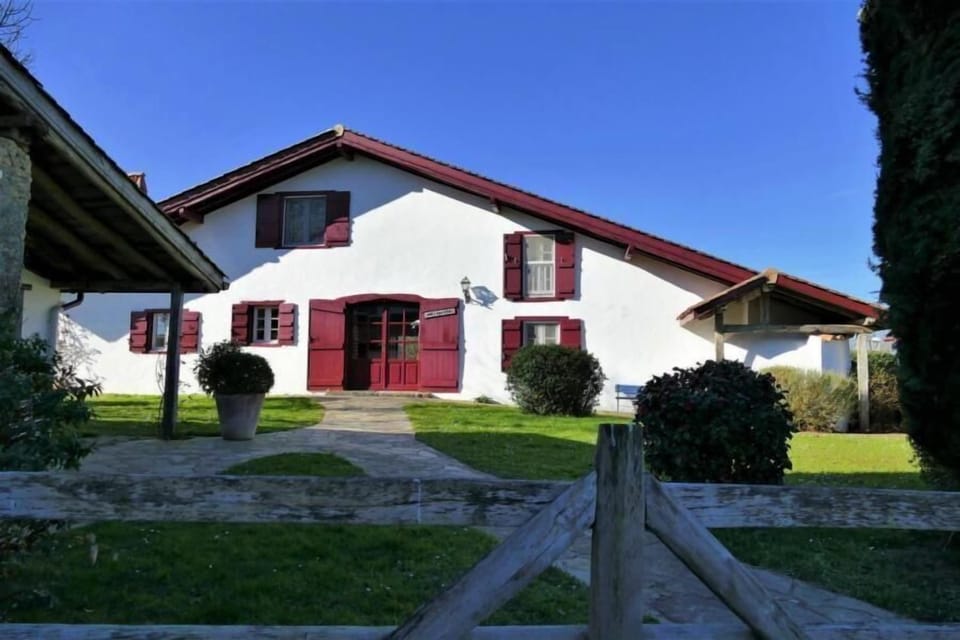 External view of the building. BaskoParadis