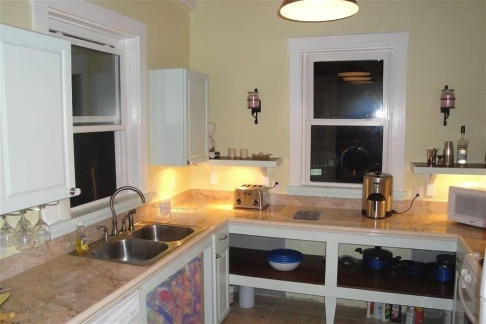 kitchen has gas stove,microwave,toaster,toaster oven,blender,dishwasher w/d