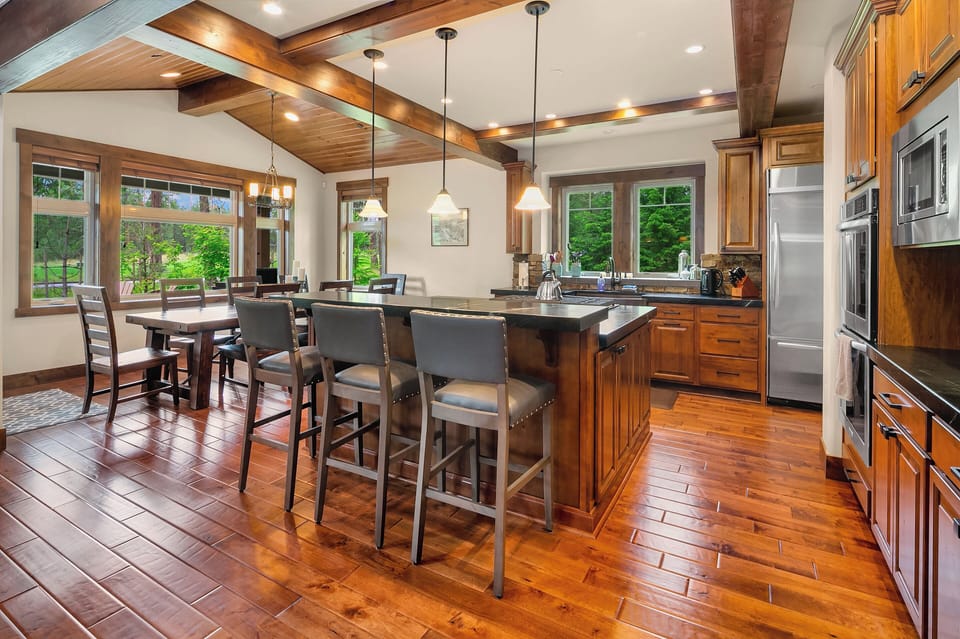 Sunnyside Lodge - Additional seating for 3 at the kitchen bar.