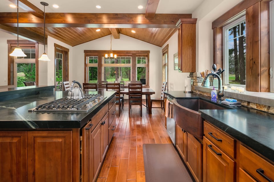 Sunnyside Lodge - Fully stocked chef's kitchen!