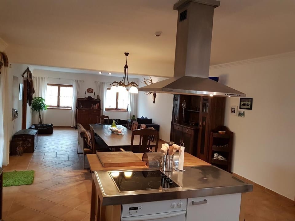 eat-in kitchen