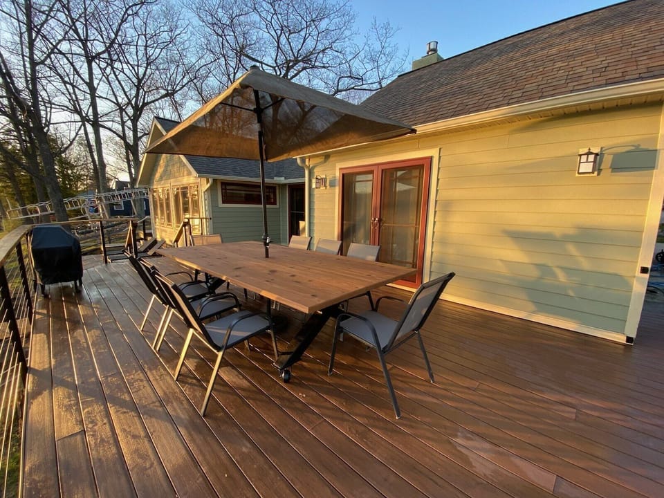 Outdoor dining & seating