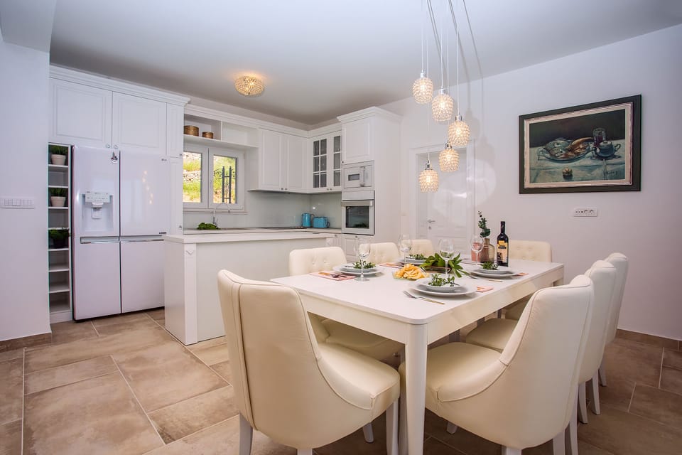Spacious dining and living area, fully airconditioned with free Wifi