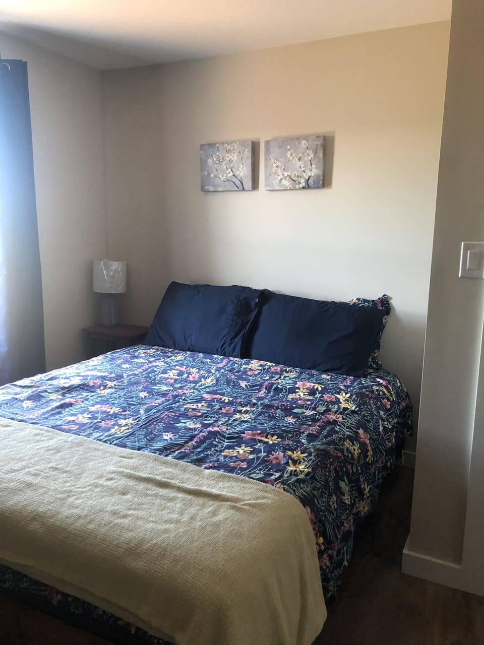 Queen bed in 2nd bedroom