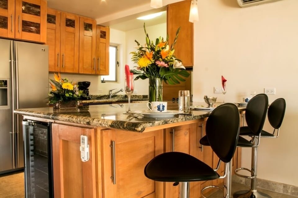 Fully equipped gourmet kitchen w/ bar seating