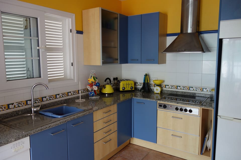 Stylish fully fitted kitchen