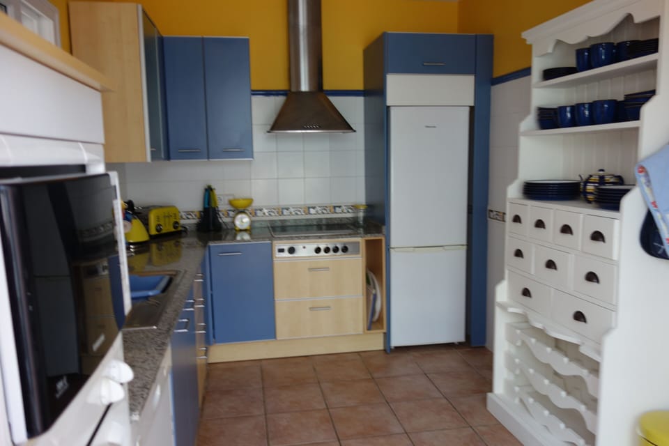 Fully fitted kitchen with dresser
