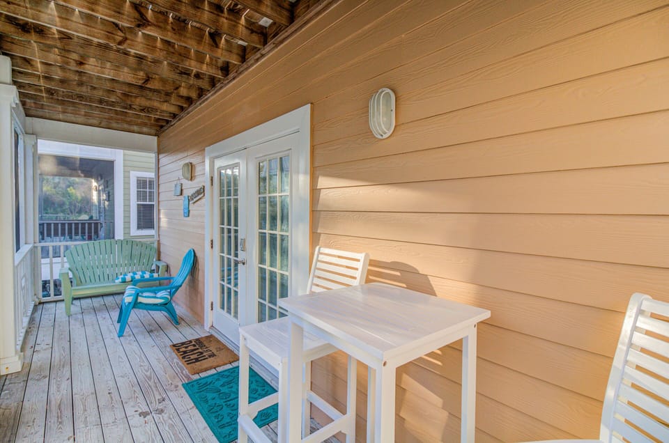 Bistro table and chairs on the screened-in porch, lots of pool and beach toys