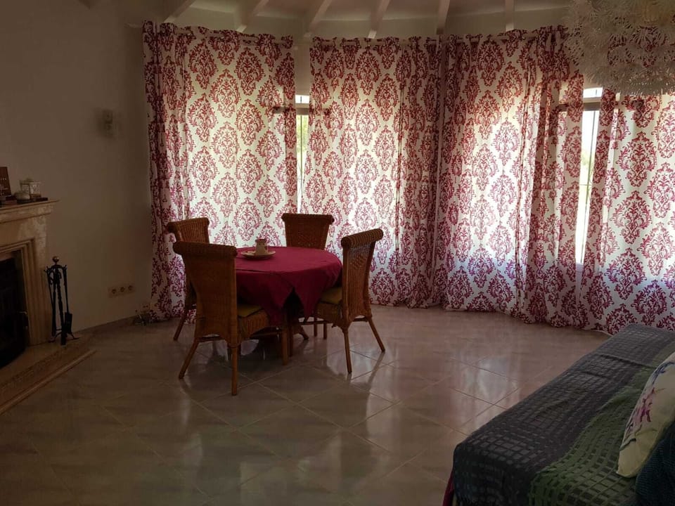 Large lounge with extra double bed settee if required