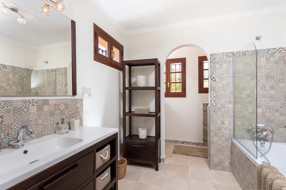 Vista room bathroom with Bath and shower combination and separate toilet