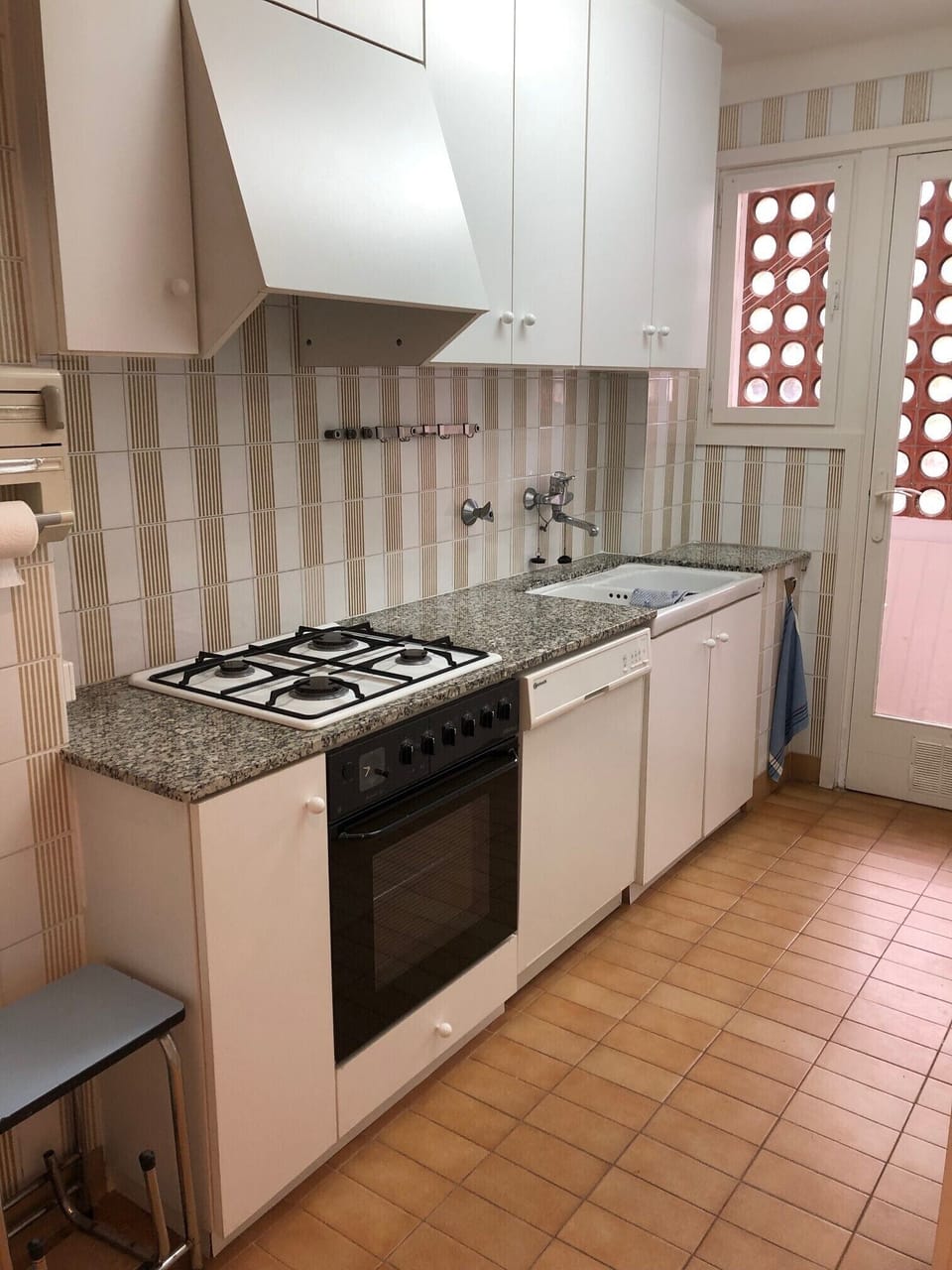  The fully equipped kitchen
